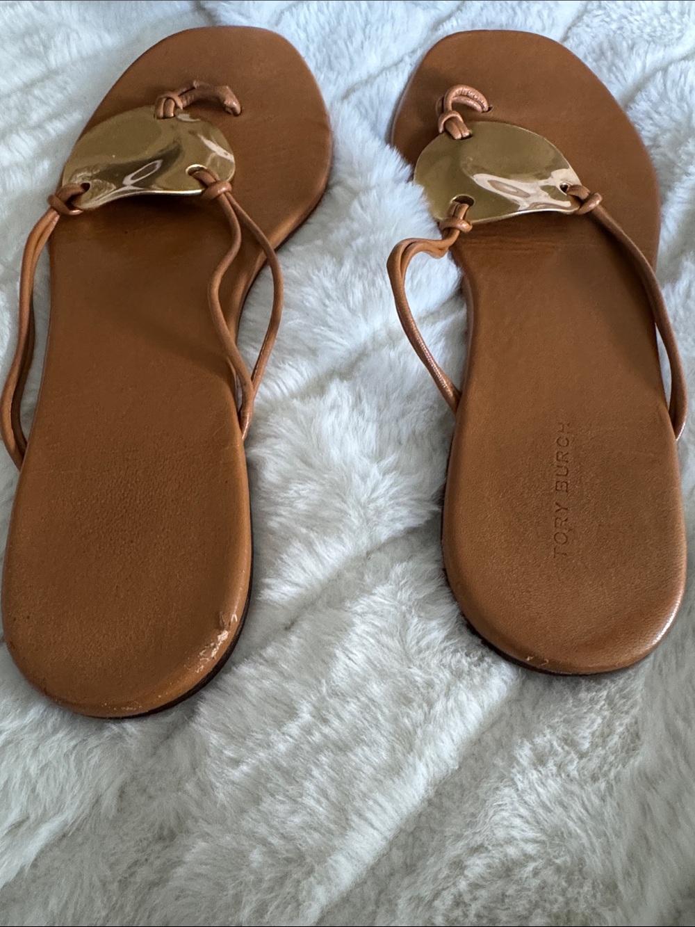 Tory Burch Brown Leather Thong Sandals with Gold Disc - Picture 11 of 12